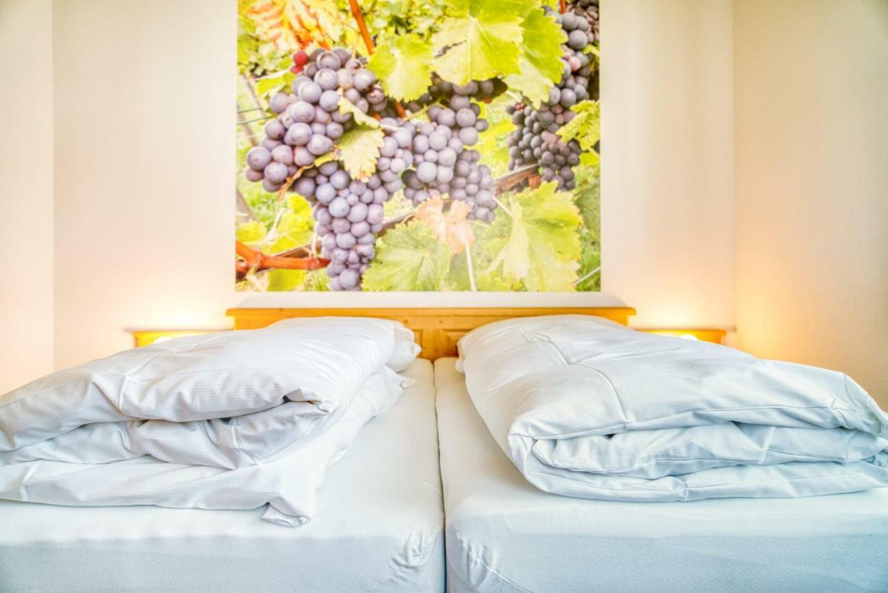 Gaestehaus Weingut Politschek Bad Friedrichshall Esterno foto